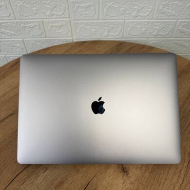 Ігровий ультрабук Apple MacBook Pro 16 2019 A2141 / 16" (3072x1920) IPS / Intel Core i7-9750H (6 (12) ядер по 2.6 - 4.5 GHz) / 16 GB DDR4 / 512 GB SSD / AMD Radeon Pro 5300M, 4 GB GDDR6, 128-bit / WebCam / MacOS