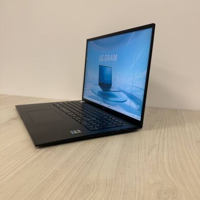 Ультрабук Б-клас LG Gram 17 17Z90Q / 17" (2560x1600) IPS / Intel Core i7-1260P (12 (16) ядер по 2.1 - 4.7 GHz) / 16 GB DDR5 / 512 GB SSD NVMe / Intel Iris Xe Graphics / WebCam Ультрабук Б-клас LG Gram 17 17Z90Q / 17" (2560x1600) IPS / Intel Core i7-1260P (12 (16) ядер по 2.1 - 4.7 GHz) / 16 GB DDR5 / 512 GB SSD NVMe / Intel Iris Xe Graphics / WebCam