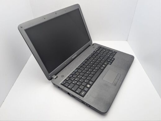 Ноутбук Samsung R530 / 15.6" (1366x768) TN / Intel Pentium T4500 (2 ядра по 2.3 GHz) / 4 GB DDR3 / 320 GB HDD / Intel HD Graphics / WebCam / DVD-ROM