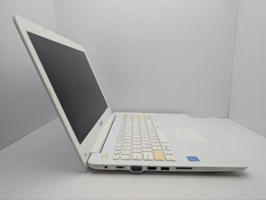 Ноутбук Asus E502S / 15.6" (1366x768) TN / Intel Pentium N3700 (4 ядра по 1.6 - 2.4 GHz) / 4 GB DDR3 / 120 GB SSD / Intel HD Graphics / WebCam