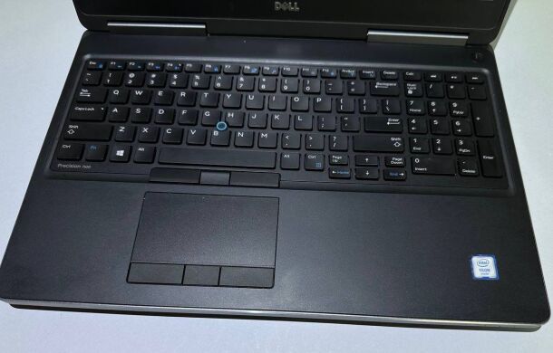 Мобільна робоча станція Dell Precision 7520 / 15.6" (3840x2160) IPS / Intel Xeon E3-1505M v6 (4 (8) ядра по 3.0 - 4.0 GHz) / 32 GB DDR4 / 256 GB SSD + 1000 GB HDD / nVidia Quadro M2200, 4 GB GDDR5, 128-bit / WebCam / Win 11 Pro
