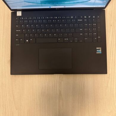 Ультрабук Б-клас LG Gram 17 17Z90Q / 17" (2560x1600) IPS / Intel Core i7-1260P (12 (16) ядер по 2.1 - 4.7 GHz) / 16 GB DDR5 / 512 GB SSD NVMe / Intel Iris Xe Graphics / WebCam Ультрабук Б-клас LG Gram 17 17Z90Q / 17" (2560x1600) IPS / Intel Core i7-1260P (12 (16) ядер по 2.1 - 4.7 GHz) / 16 GB DDR5 / 512 GB SSD NVMe / Intel Iris Xe Graphics / WebCam