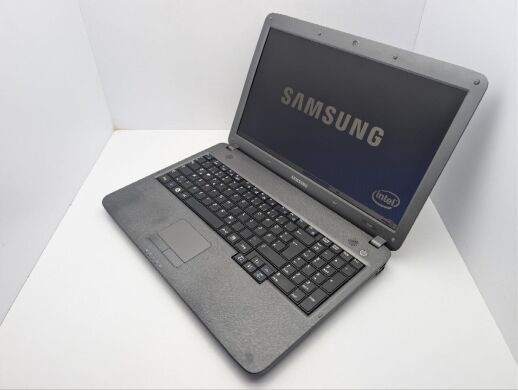 Ноутбук Samsung R530 / 15.6" (1366x768) TN / Intel Pentium T4500 (2 ядра по 2.3 GHz) / 4 GB DDR3 / 320 GB HDD / Intel HD Graphics / WebCam / DVD-ROM