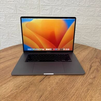 Ігровий ультрабук Apple MacBook Pro 16 2019 A2141 / 16" (3072x1920) IPS / Intel Core i7-9750H (6 (12) ядер по 2.6 - 4.5 GHz) / 16 GB DDR4 / 512 GB SSD / AMD Radeon Pro 5300M, 4 GB GDDR6, 128-bit / WebCam / MacOS