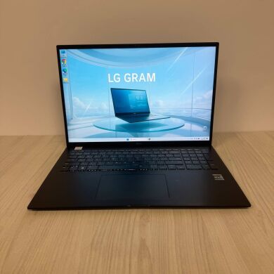 Ультрабук Б-клас LG Gram 17 17Z90Q / 17" (2560x1600) IPS / Intel Core i7-1260P (12 (16) ядер по 2.1 - 4.7 GHz) / 16 GB DDR5 / 512 GB SSD NVMe / Intel Iris Xe Graphics / WebCam Ультрабук Б-клас LG Gram 17 17Z90Q / 17" (2560x1600) IPS / Intel Core i7-1260P (12 (16) ядер по 2.1 - 4.7 GHz) / 16 GB DDR5 / 512 GB SSD NVMe / Intel Iris Xe Graphics / WebCam