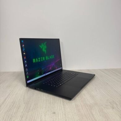 Игровой ноутбук Б-класс Razer Blade 18 RZ09-0484 / 18" (2560x1600) IPS / Intel Core i9-13950HX (24 (32) ядра по 2.2 - 5.5 GHz) / 32 GB DDR5 / 1000 GB SSD NVMe / nVidia GeForce RTX 4090, 16 GB GDDR6, 256-bit / WebCam