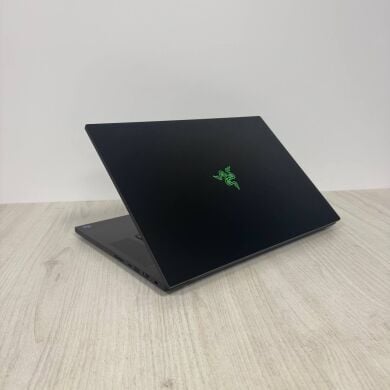 Игровой ноутбук Б-класс Razer Blade 18 RZ09-0484 / 18" (2560x1600) IPS / Intel Core i9-13950HX (24 (32) ядра по 2.2 - 5.5 GHz) / 32 GB DDR5 / 1000 GB SSD NVMe / nVidia GeForce RTX 4090, 16 GB GDDR6, 256-bit / WebCam