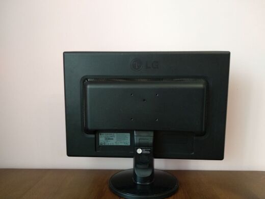 Монитор Б-класс LG Flatron W2242S-BF / 22" (1680x1050) TN / VGA / VESA 75x75