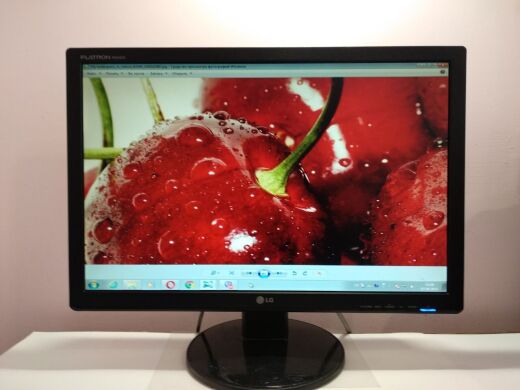 Монитор Б-класс LG Flatron W2242S-BF / 22" (1680x1050) TN / VGA / VESA 75x75