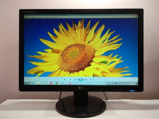 Монитор Б-класс LG Flatron W2242S-BF / 22" (1680x1050) TN / VGA / VESA 75x75