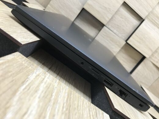 Ноутбук Б-класс Dell Latitude 7490 / 14" (1920x1080) IPS / Intel Core i5-7300U (2 (4) ядра по 2.6 - 3.5 GHz) / 8 GB DDR4 / 240 GB SSD M.2 / Intel HD Graphics 620 / WebCam / Fingerprint / HDMI