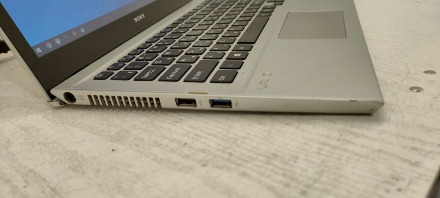 Ноутбук Б-класс Sony VAIO SVT131A11V / 13.3" (1366x768) TN / Intel Core i5-3317U (2 (4) ядра по 1.7 - 2.6 GHz) / 4 GB DDR3 / 120 GB SSD / Intel HD Graphics 4000