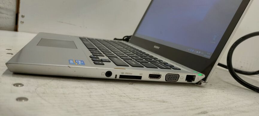 Ноутбук Б-класс Sony VAIO SVT131A11V / 13.3" (1366x768) TN / Intel Core i5-3317U (2 (4) ядра по 1.7 - 2.6 GHz) / 4 GB DDR3 / 120 GB SSD / Intel HD Graphics 4000