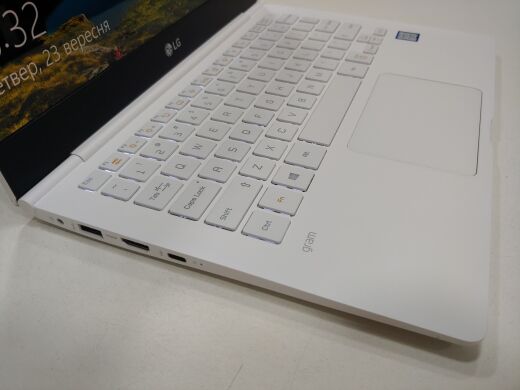 Ноутбук LG Gram 13Z990-U.AAW5U1 / 13.3" (1920x1080) IPS LED / Intel Core i5-8265U (4 (8) ядра по 1.6 - 3.9 GHz) / 8 GB DDR4 / 512 GB SSD / WebCam / HDMI