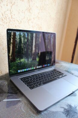 Ультрабук Б-клас Apple MacBook Pro 16 2019 A2141 / 16" (3072x1920) IPS / Intel Core i9-9980HK (8 (16) ядер по 2.4 - 5.0 GHz) / 32 GB DDR4 / 500 GB SSD / Intel UHD Graphics 630 / WebCam / MacOS