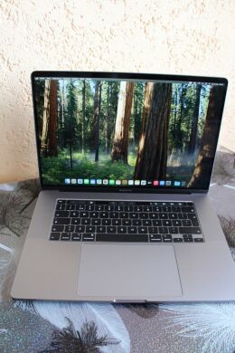 Ультрабук Б-клас Apple MacBook Pro 16 2019 A2141 / 16" (3072x1920) IPS / Intel Core i9-9980HK (8 (16) ядер по 2.4 - 5.0 GHz) / 32 GB DDR4 / 500 GB SSD / Intel UHD Graphics 630 / WebCam / MacOS
