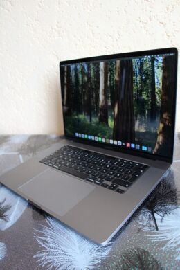 Ультрабук Б-клас Apple MacBook Pro 16 2019 A2141 / 16" (3072x1920) IPS / Intel Core i9-9980HK (8 (16) ядер по 2.4 - 5.0 GHz) / 32 GB DDR4 / 500 GB SSD / Intel UHD Graphics 630 / WebCam / MacOS