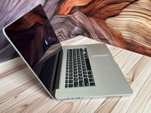 Ноутбук Б-клас Apple MacBook Pro A1398 / 15.4" (2880x1800) IPS / Intel Core i7-4770HQ (4 (8) ядра по 2.2 - 3.4 GHz) / 16 GB DDR3 / 256 GB SSD / Intel Iris Pro Graphics 5200 / WebCam / MacOS