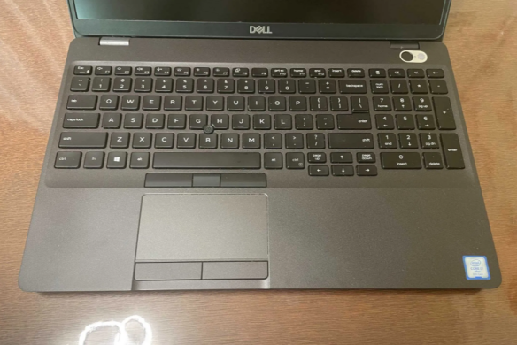 Ігровий ноутбук Dell Latitude 5500 / 15.6" (1920x1080) IPS / Intel Core i7-8665U (4 (8) ядра по 1.9 - 4.8 GHz) / 8 GB DDR4 / 256 GB SSD / AMD Radeon 540X, 2 GB GDDR5, 64-bit / WebCam