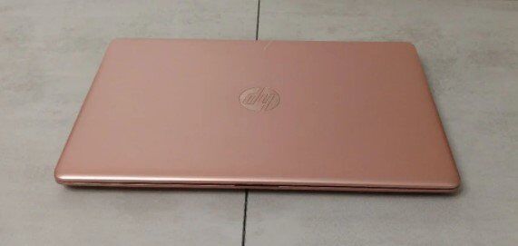 HP 15-bs020cy / 15.6" (1366x768) TN / Intel Core i5-7200U (2 (4) ядра по 2.5 - 3.1 GHz) / 8 GB DDR4 / 256 GB SSD / WebCam / DVD-RW