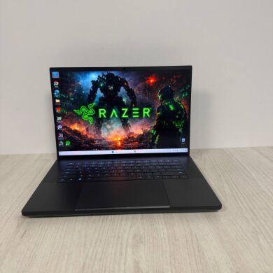 Ігровий ноутбук Б-клас Razer Blade 16 RZ09-0483 / 16" (2560x1600) MiniLED / Intel Core i9-13950HX (24 (32) ядра по 2.2 - 5.5 GHz) / 16 GB DDR5 / 1000 GB SSD NVMe / nVidia GeForce RTX 4090, 16 GB GDDR6, 256-bit / WebCam Ігровий ноутбук Б-клас Razer Blade 16 RZ09-0483 / 16" (2560x1600) MiniLED / Intel Core i9-13950HX (24 (32) ядра по 2.2 - 5.5 GHz) / 16 GB DDR5 / 1000 GB SSD NVMe / nVidia GeForce RTX 4090, 16 GB GDDR6, 256-bit / WebCam
