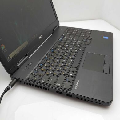 Игровой ноутбук Dell Latitude E5540 / 15.6" (1366x768) TN / Intel Core i5-4300U (2 (4) ядра по 1.9 - 2.9 GHz) / 8 GB DDR3 / 256 GB SSD / nVidia GeForce GT 720M, 2 GB DDR3, 64-bit / WebCam / DVD-ROM