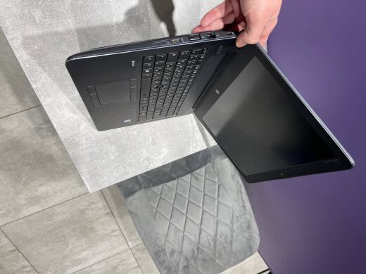 Мобільна робоча станція HP zBook 15 G3 / 15.6" (1920x1080) IPS / Intel Core i7-6700HQ (4 (8) ядра по 2.6 - 3.5 GHz) / 16 GB DDR4 / 512 GB SSD / nVidia Quadro M1000M, 2 GB DDR3, 128-bit / Fingerprint / WebCam