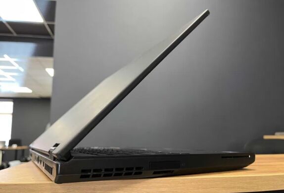 Мобільна робоча станція Lenovo Thinkpad P51 / 15.6" (1920x1080) IPS / Intel Core i7-7820HQ (4 (8) ядра по 2.9 - 3.9 GHz) / 32 GB DDR4 / 512 GB SSD / nVidia Quadro M2200, 4 GB GDDR5, 128-bit / WebCam / Win 10 Pro