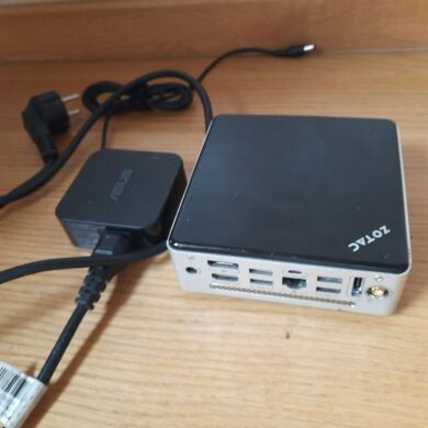 Неттоп Zotac ZBOX nano AD10 USFF / AMD E-350 (2 ядра по 1.6 GHz) / 4 GB DDR3 / 120 GB SSD / AMD Radeon HD 6310 / HDMI / DisplayPort / Wi-Fi / Блок питания в комплекте