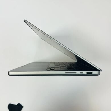 Ультрабук Б-класс Apple MacBook Pro 14 (2023) / 14.2" (3024x1964) IPS / Apple M2 Pro (10 ядер по 2.4 – 3.5 GHz) / 16 GB DDR5 / 512 GB SSD / Apple M2 Pro Graphics / WebCam / True Tone / ProMotion / Space Gray Ультрабук Б-класс Apple MacBook Pro 14 (2023) / 14.2" (3024x1964) IPS / Apple M2 Pro (10 ядер по 2.4 – 3.5 GHz) / 16 GB DDR5 / 512 GB SSD / Apple M2 Pro Graphics / WebCam / True Tone / ProMotion / Space Gray