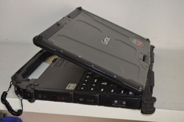Защищенный нетбук-трансформер Getac V110 G4 / 11.6" (1366x768) TN Touch / Intel Core i7-7500U (2 (4) ядра по 2.7 - 3.5 GHz) / 16 GB DDR4 / 240 GB SSD / Intel HD Graphics 620 / WebCam / Стилус / Windows 11 Pro / Два АКБ