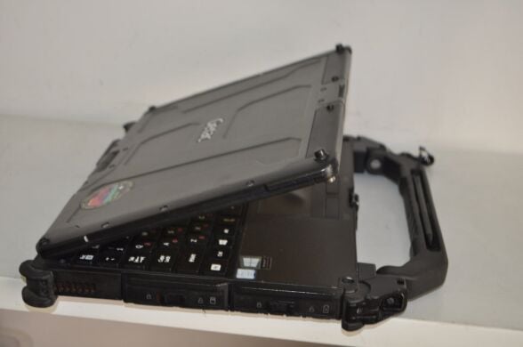 Защищенный нетбук-трансформер Getac V110 G4 / 11.6" (1366x768) TN Touch / Intel Core i7-7500U (2 (4) ядра по 2.7 - 3.5 GHz) / 16 GB DDR4 / 240 GB SSD / Intel HD Graphics 620 / WebCam / Стилус / Windows 11 Pro / Два АКБ