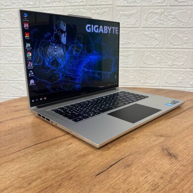 Игровой ноутбук Б-класс Gigabyte Aero 16 XE5 / 16" (3840x2400) OLED / Intel Core i7-12700H (14 (20) ядер по 3.5 - 4.7 GHz) / 16 GB DDR5 / 1000 GB SSD / nVidia GeForce RTX 3070 Ti, 8 GB GDDR6, 256-bit / WebCam