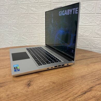 Игровой ноутбук Б-класс Gigabyte Aero 16 XE5 / 16" (3840x2400) OLED / Intel Core i7-12700H (14 (20) ядер по 3.5 - 4.7 GHz) / 16 GB DDR5 / 1000 GB SSD / nVidia GeForce RTX 3070 Ti, 8 GB GDDR6, 256-bit / WebCam