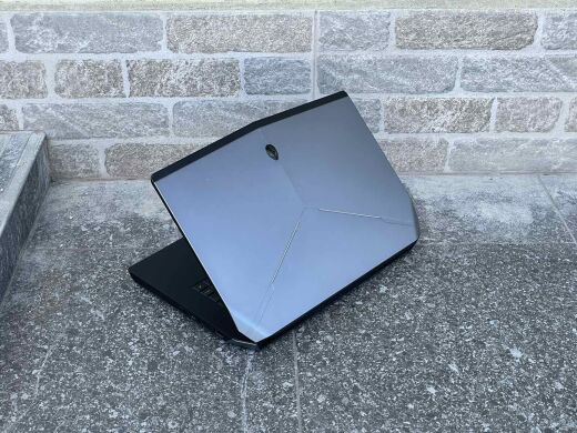 Игровой ноутбук Dell Alienware 15 R2 / 15.6" (3840x2160) IPS Touch / Intel Core i7-6700HQ (4 (8) ядра по 2.6 - 3.5 GHz) / 16 GB DDR4 / 240 GB SSD + 1000 GB HDD / nVidia GeForce GTX 970M, 3 GB GDDR5, 192-bit / WebCam / USB 3.0 / HDMI