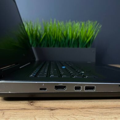 Мобільна робоча станція Б-клас Dell Precision 7710 / 17.3" (1920x1080) TN / Intel Core i7-6920HQ (4 (8) ядра по 2.9 - 3.8 GHz) / 32 GB DDR4 / 512 GB SSD + 1000 GB HDD / nVidia Quadro M4000M, 4 GB GDDR5, 256-bit / WebCam / HDMI