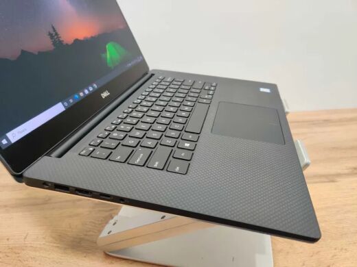 Мобільна робоча станція Dell Precision 5540 / 15.6" (3840x2160) IGZO Touch / Intel Core i7-9850H (6 (12) ядра по 2.6 - 4.6 GHz) / 32 GB DDR4 / 512 GB SSD / nVidia Quadro T1000, 4 GB GDDR5, 128-bit / WebCam 