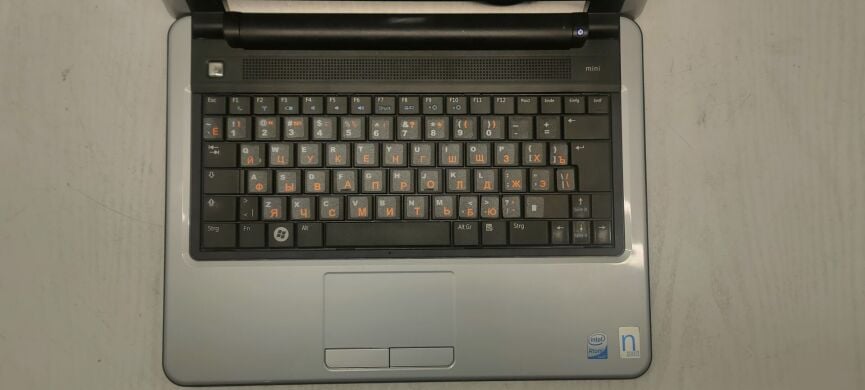 Нетбук Б-класс Dell Inspiron 1210 / 12.1" (1280x800) TN / Intel Atom Z520 (1 ядро с 1.33 GHz) / 1 GB DDR2 / 40 GB HDD / Intel GMA 500 Graphics / WebCam Нетбук Б-класс Dell Inspiron 1210 / 12.1" (1280x800) TN / Intel Atom Z520 (1 ядро с 1.33 GHz) / 1 GB DDR2 / 40 GB HDD / Intel GMA 500 Graphics / WebCam