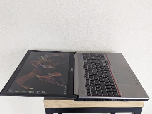 Ноутбук Б-клас Fujitsu LifeBook E754 / 15.6" (1920x1080) TN / Intel Core i5-4300M (2 (4) ядра по 2.6 - 3.3 GHz) / 8 GB DDR3 / 128 GB SSD / Intel HD Graphics 4600 / Webcam