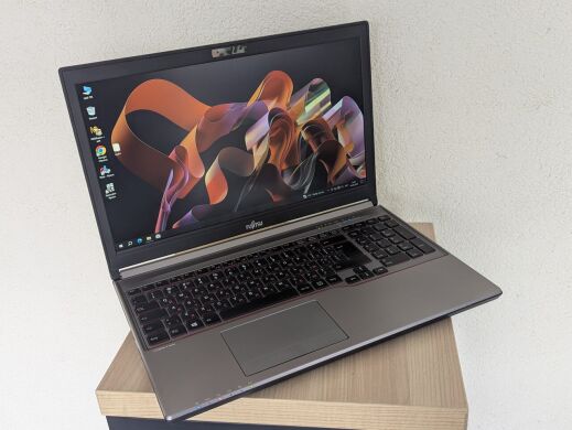Ноутбук Б-клас Fujitsu LifeBook E754 / 15.6" (1920x1080) TN / Intel Core i5-4300M (2 (4) ядра по 2.6 - 3.3 GHz) / 8 GB DDR3 / 128 GB SSD / Intel HD Graphics 4600 / Webcam