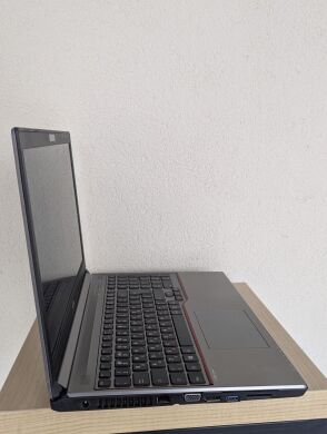 Ноутбук Б-клас Fujitsu LifeBook E754 / 15.6" (1920x1080) TN / Intel Core i5-4300M (2 (4) ядра по 2.6 - 3.3 GHz) / 8 GB DDR3 / 128 GB SSD / Intel HD Graphics 4600 / Webcam