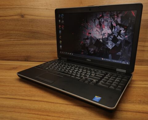 Робоча станція Dell Precision M2800 / 15.6" (1366x768) TN / Intel Core i5-4210M (2 (4) ядра по 2.6 - 3.2 GHz) / 16 GB DDR3 / 480 GB SSD / AMD FirePro W4170M, 2 GB DDR5, 128-bit / DVD-ROM / WebCam