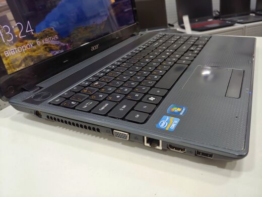 Ноутбук Acer Aspire 5749-6863 / 15.6" (1266x168) TN / Intel Core i3-2330M (2 (4) ядра по 2.2 GHz) / 4 GB DDR3 / 320 GB HDD / Web-camera, DVD-ROM