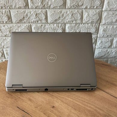 Мобільна робоча станція Dell Precision 7540 / 15.6" (3840x2160) IPS / Intel Core i7-9850H (6 (12) ядер по 2.6 - 4.6 GHz) / 32 GB DDR4 / 512 GB SSD / nVidia Quadro RTX 3000, 6 GB GDDR6, 192-bit / WebCam