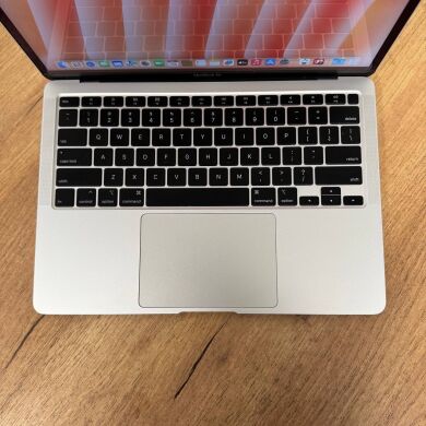 Ультрабук Б-класс Apple MacBook Air 13 2020 A2179 / 13.3'' (2560x1600) IPS / Intel Core i3-1000G4 (2 (4) ядра по 1.1 - 3.2 GHz) / 8 GB DDR4 / 256 GB SSD / Intel Iris Plus Graphics / WebCam / MacOS