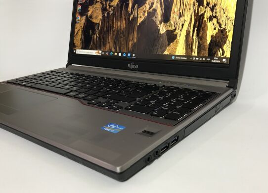 Ноутбук Б-класс Fujitsu LifeBook E753 / 15.6" (1920x1080) IPS / Intel Core i7-3632QM (4 (8) ядра по 2.2 - 3.2 GHz) / 8 GB DDR3 / 256 GB SSD / Intel HD Graphics 4000 / WebCam / DVD-ROM / Win 10 Pro
