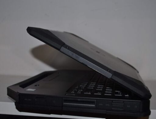 Захищений ноутбук Dell Latitude 5414 Rugged / 14" (1920x1080) TN / Intel Core i7-6600U (2 (4) ядра по 2.6 - 3.4 GHz) / 16 GB DDR4 / 240 GB SSD / AMD Radeon R7 M360, 2 GB GDDR3, 64-bit / WebCam / Wi-Fi / Bluetooth / Windows 11 Pro + Блок живлення 130W Захищений ноутбук Dell Latitude 5414 Rugged / 14" (1920x1080) TN / Intel Core i7-6600U (2 (4) ядра по 2.6 - 3.4 GHz) / 16 GB DDR4 / 240 GB SSD / AMD Radeon R7 M360, 2 GB GDDR3, 64-bit / WebCam / Wi-Fi / Bluetooth / Windows 11 Pro + Блок живлення 130W