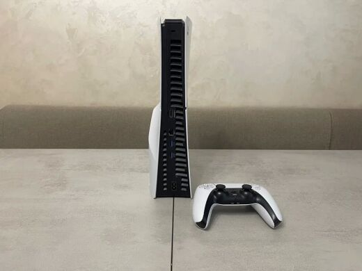 Игровая консоль Sony Playstation PS5 CFI-2015 Slim / AMD Ryzen Zen 2 Custom (8 ядер по 3.5 GHz) / 16 GB GDDR6 / 1000 GB SSD / AMD Radeon RDNA 2, 16 GB GDDR6, 256-bit / Blu-Ray / Wi-Fi + джойстик