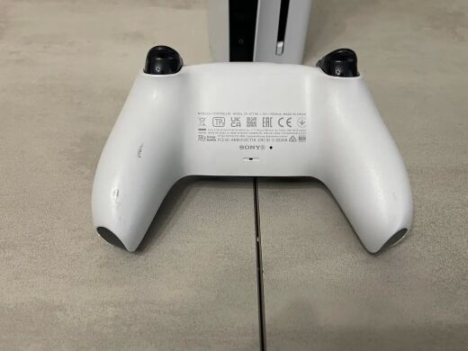 Игровая консоль Sony Playstation PS5 CFI-2015 Slim / AMD Ryzen Zen 2 Custom (8 ядер по 3.5 GHz) / 16 GB GDDR6 / 1000 GB SSD / AMD Radeon RDNA 2, 16 GB GDDR6, 256-bit / Blu-Ray / Wi-Fi + джойстик
