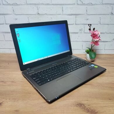 Ноутбук Medion Akoya P6643 / 17.3" (1366x768) TN / Intel Core i5-3230M (2 (4) ядра по 2.6 - 3.2 GHz) / 8 GB DDR3 / 256 GB SSD / nVidia GeForce GT 740M, 2 GB GDDR3, 64-bit / WebCam / DVD-ROM